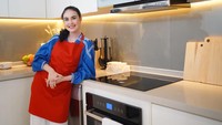 Nah, kalau yang satu ini adalah potret dapur di rumah Arumi Bachsin sebelumnya. Terlihat raknya berwarna lebih cerah dengan penataan alat masak yang cantik. Foto: YouTube Arumi Bachsin