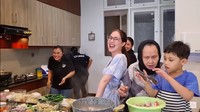Di dapurnya juga dilengkapi dengan meja panjang tempat untuk meracik masakan. Di sisi sampingnya terdapat rak berwarna cokelat dan kompor tanam. Foto: YouTube Arumi Bachsin