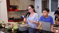 Selain kompor tanam, Arumi Bachsin juga menggunakan jenis kompor listrik. Kompor listrik ini dipakai untuk memasak masakan yang ringan-ringan. Foto: YouTube Arumi Bachsin