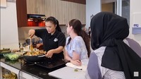 Untuk memasak, Arumi Bachsin selalu dibantu oleh asistennya di rumah. Ini momen mereka saat membuat hidangan untuk lebaran. Foto: YouTube Arumi Bachsin