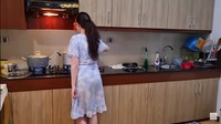 Di bagian samping, ada dua rak yang di tata bertingkat. Warnanya yang cokelat memberikan kesan elegan pada dapurnya. Foto: YouTube Arumi Bachsin