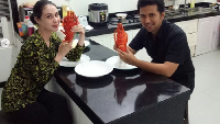Ini juga potret di dapur sebelumnya. Memperlihatkan Arumi Bachsin saat menikmati lobster yang ukurannya jumbo.  Foto: YouTube Arumi Bachsin
