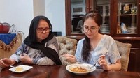 Di dekat dapurnya juga terdapat meja makan yang biasa dipakai untuk makan bersama keluarga. Menggunakan meja kayu dengan warna cokelat tua, senada dengan warna kursinya. Foto: YouTube Arumi Bachsin