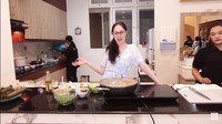 Lewat kanal YouTubenya, Arumi Bachsin sering membagikan momen memasak di dapur. Potret dapurnya yang elegan berhasil membuat netizen salah fokus. Foto: YouTube Arumi Bachsin