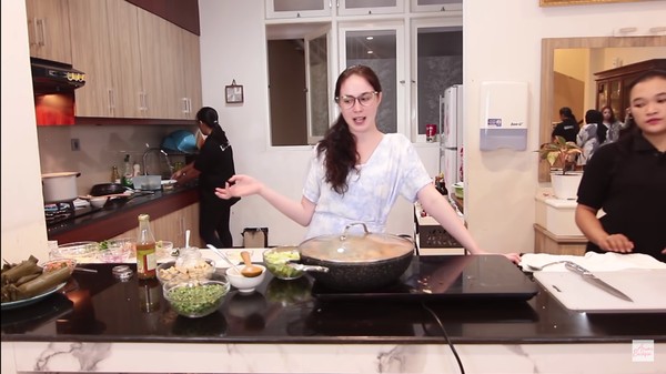 Potret Dapur Arumi Bachsin yang Minimalis tapi Elegan