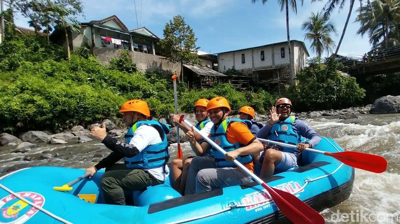 Arung jeram di Sungai Ciwulan Tasikmalaya