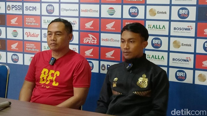 Asisten pelatih Bhayangkara FC Gendut Dony Christiawan dan pemain Hargianto dalam prematch konferensi pers jelang laga lawan PSM Makassar di pekan ke-31 Liga 1 2022/2023.