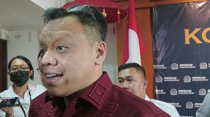 Kadiv Keimigrasian Barron Ichsan membantah cibiran warganet yang menyebut Imigrasi baru bekerja setelah WNA berulah viral di medsos.