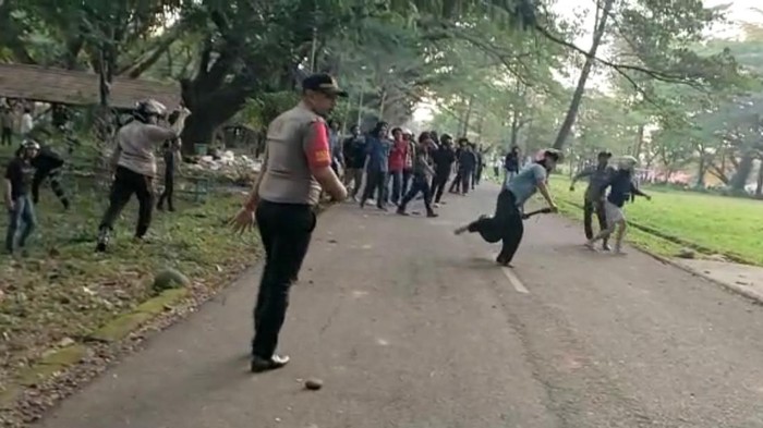 Bentrokan antara mahasiswa Fakultas Peternakan (Fapet) dan Fakultas Ilmu Kelautan dan Perikanan (FIKP) Unhas, Makassar, Sulsel.