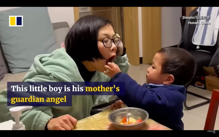 Bikin Haru! Bocah Usia 2 Tahun Ini Rawat dan Beri Makan Sang Ibu