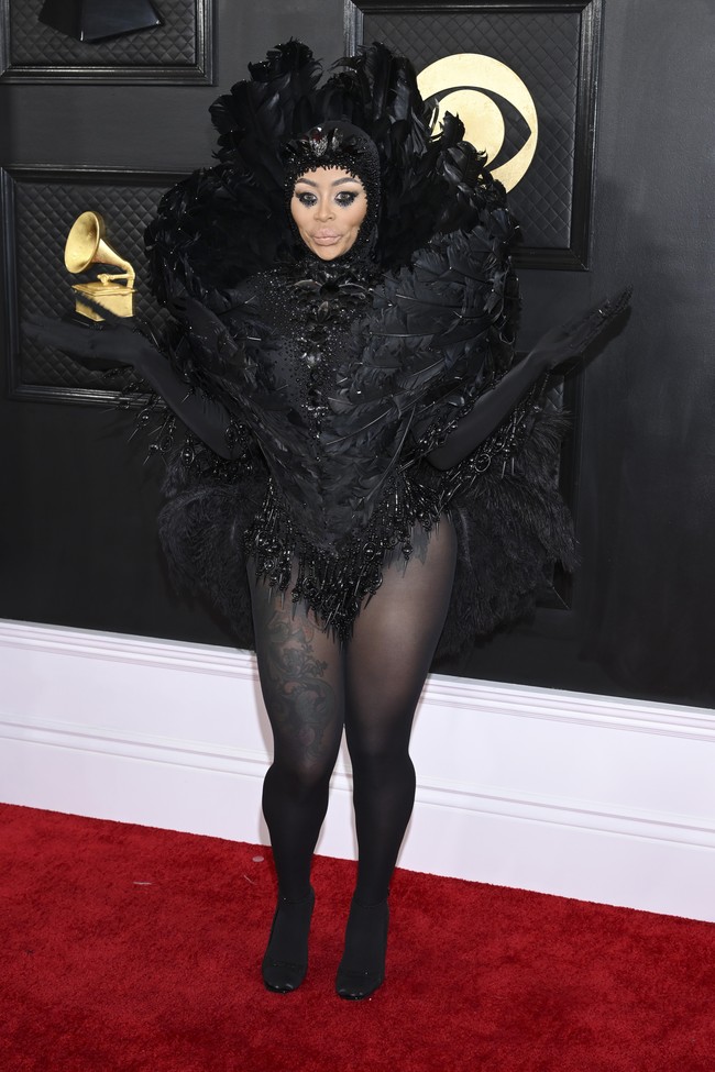 Awal Februari, wanita bernama asli Angela Renée White ini sempat eksis di Grammy Awards 2023. Kali ini, mini-dress penuh bulu dengan riasan dramatis menjadi pilihannya. (Foto: Michael Buckner/Variety via Getty Images)