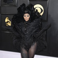 Awal Februari, wanita bernama asli Angela Renée White ini sempat eksis di Grammy Awards 2023. Kali ini, mini-dress penuh bulu dengan riasan dramatis menjadi pilihannya. (Foto: Michael Buckner/Variety via Getty Images)