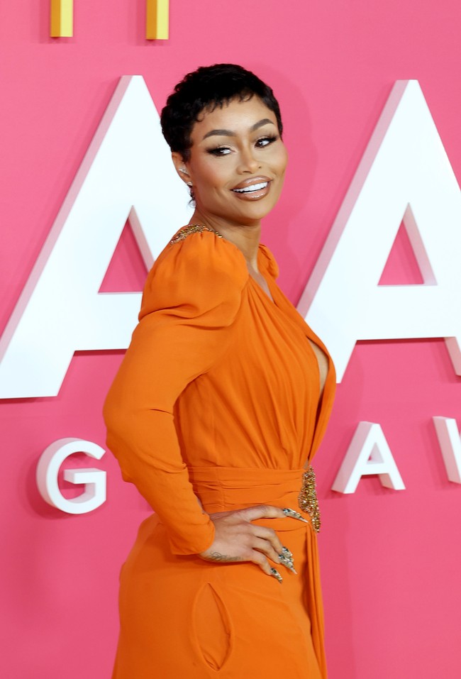 Untuk momen tersebut, gaun berwarna jingga yang cerah menjadi andalan Blac Chyna. Gaun tersebut hadir dengan belahan dada raja yang sukses memancarkan aura seksi perempuan 34 tahun itu. (Foto: Kayla Oaddams/WireImage)