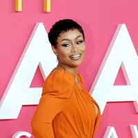 Untuk momen tersebut, gaun berwarna jingga yang cerah menjadi andalan Blac Chyna. Gaun tersebut hadir dengan belahan dada raja yang sukses memancarkan aura seksi perempuan 34 tahun itu. (Foto: Kayla Oaddams/WireImage)