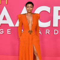 Belahan tinggi pada bagian rok gaun kian mempertegas keseksian gayanya. Ibu satu anak ini pun terlihat lebih jenjang terlepas dari fisiknya yang mungil. (Foto: Aaron J. Thornton/Getty Images)