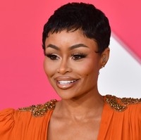 Biasa tampil heboh, ia hanya mengaplikasikan riasan yang sederhana. Aksentuasi pada mata dan bibir membuat penampilan Blac Chyna jauh dari kesan monoton. (Foto: Aaron J. Thornton/Getty Images)