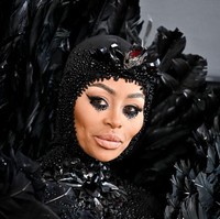 Satu hal yang akan mengubah diriku menjadi lebih baik adalah mengecilkan bokong ini, kata Blac di unggahan pengakuan tersebut kepada 16,6 juta pengikutnya. Ia mengatakan menjalani prosedur pembesaran payudara dan bokong pada usia 19 tahun dan kini menyesal karena mengganggu kesehatannya. Ia juga berencana mengeluarkan cairan kimia di wajah bekas filler.  Ladies, jangan pernah suntik silikon, pesannya. (Foto: Michael Buckner/Variety via Getty Images)