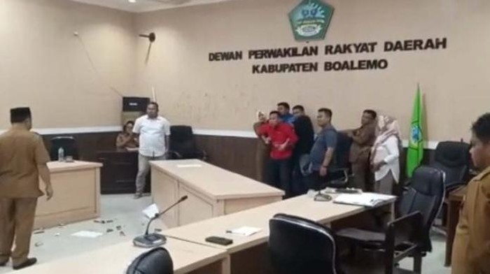 Rapat dengar pendapat (RDP) di Kantor DPRD Kabupaten Boalemo, Gorontalo berlangsung ricuh.