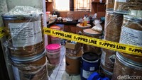 Badan Pengawas Obat dan Makanan (BPOM) RI melakukan penggeledahan di sebuah pabrik yang berlokasi di pergudangan Elang Laut dengan alamat Sentra Industri 1 dan 2 Blok I1/28, RT 02/RW 03, Jakarta Utara pada Kamis (16/3/2023). (Foto: Pradita Utama)