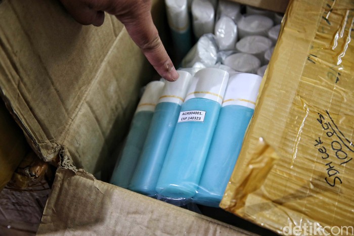 Petugas BPOM memeriksa pabrik komestik ilegal di kawasan Pergudangan Elang Laut, Pantai Indah Kapuk, Jakarta Utara, Kamis (16/3/2023).  Pabrik komestik ilegal itu digrebek pada tanggal 9 Maret lalu dan ditemukan beberapa produk kosmetik seperte obat anti jerawat, pemutih, bedak dan lainnya.