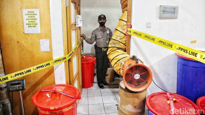 Petugas BPOM memeriksa pabrik komestik ilegal di kawasan Pergudangan Elang Laut, Pantai Indah Kapuk, Jakarta Utara, Kamis (16/3/2023).  Pabrik komestik ilegal itu digrebek pada tanggal 9 Maret lalu dan ditemukan beberapa produk kosmetik seperte obat anti jerawat, pemutih, bedak dan lainnya.