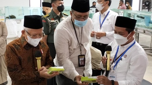 Wakil Presiden Republik Indonesia Maruf Amin didampingi Gubernur NTB Zulkieflimansyah dan Kepala Badan Riset dan Inovasi Nasional (BRIN) Laksana Tri Handoko lokasi penelitian hasil laut di Gedung Fasilitas Riset dan Inovasi Produk Halal Berbasis Maritim Nasional di Desa Malaka, Kecamatan Pemenang Lombok Utara, Kamis (16/3/2023).