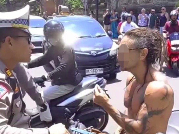 Bule bali ditilang