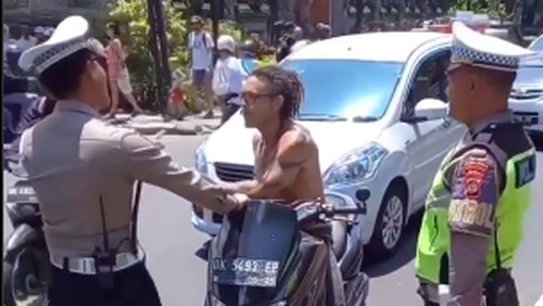 Bule di Bali marah kena tilang.