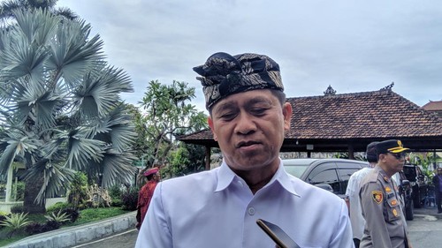 Bupati Klungkung I Nyoman Suwirta membeberkan banyak WNA ingin menjadi investor asing dengan menumpang KK warga Nusa Penida.