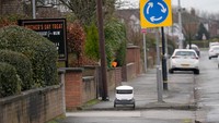 Bahkan, robot ini dapat menunggu sekitar jalanan sampai aman saat menyebrang jalan.