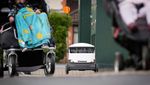 Canggih! Mobil Robot Ini Siap Antarkan Paket ke Rumah Pelanggan