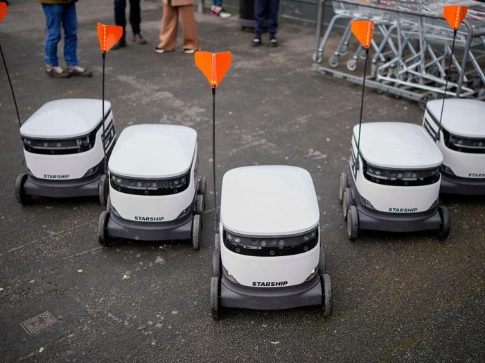 Perkembangan teknologi di dunia kian maju. Salah satunya di Inggris, ada robot yang dapat mengantarkan pesanan dari supermarket ke rumah.