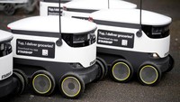 Bentuknya mungil dan berwarna putih, mobil robot ini dilengkapi dengan enam roda, sensor dan 12 kamera untuk melakukan navigasi.   