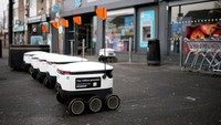 Kendaraan robot Starship Technologies parkir di luar supermarket Co-op di Manchester, Inggris, Rabu (15/3/2023).