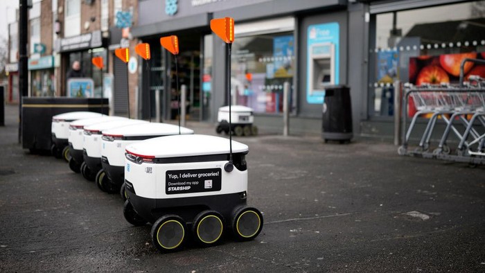Perkembangan teknologi di dunia kian maju. Salah satunya di Inggris, ada robot yang dapat mengantarkan pesanan dari supermarket ke rumah.
