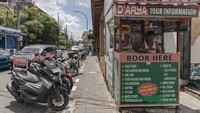 Tampak sebuah agen yang menawarkan jasa sewa sepeda motor terlihat sepi di Seminyak, Bali, Kamis (16/3/2023).