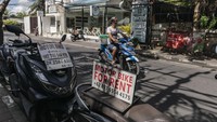 Di tengah banyaknya turis asing yang melanggar peraturan lalu lintas di Bali, Pemerintah Daerah Bali akan mengesahkan aturan salah satu isinya bakal melarang turis asing di Pulau Dewata untuk menyewa motor.