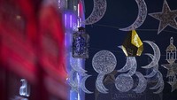 Lampu berbentuk bulan sabit itu dipasang untuk menyambut bulan Ramadhan.  