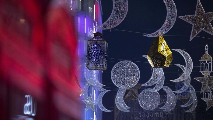 LONDON, UNITED KINGDOM - MARCH 15: A view of the street decorated with lights for the holy month of Ramadan in London, United Kingdom on March 15, 2023. (Photo by Rasid Necati Aslim/Anadolu Agency via Getty Images)