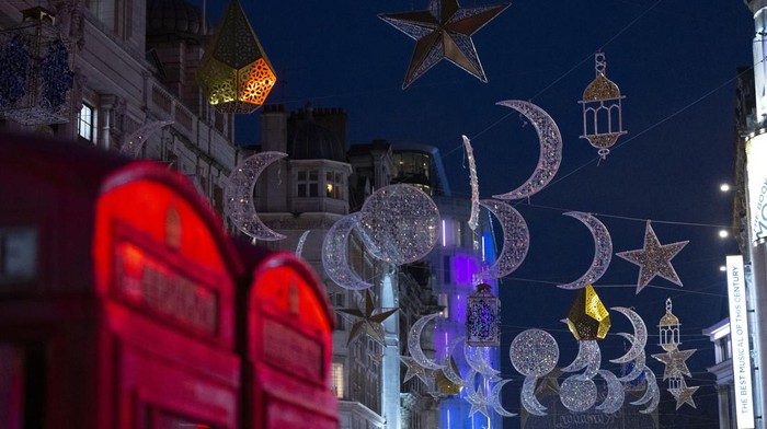 LONDON, UNITED KINGDOM - MARCH 15: A view of the street decorated with lights for the holy month of Ramadan in London, United Kingdom on March 15, 2023. (Photo by Rasid Necati Aslim/Anadolu Agency via Getty Images)