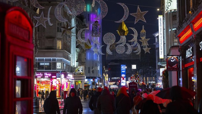LONDON, UNITED KINGDOM - MARCH 15: A view of the street decorated with lights for the holy month of Ramadan in London, United Kingdom on March 15, 2023. (Photo by Rasid Necati Aslim/Anadolu Agency via Getty Images)