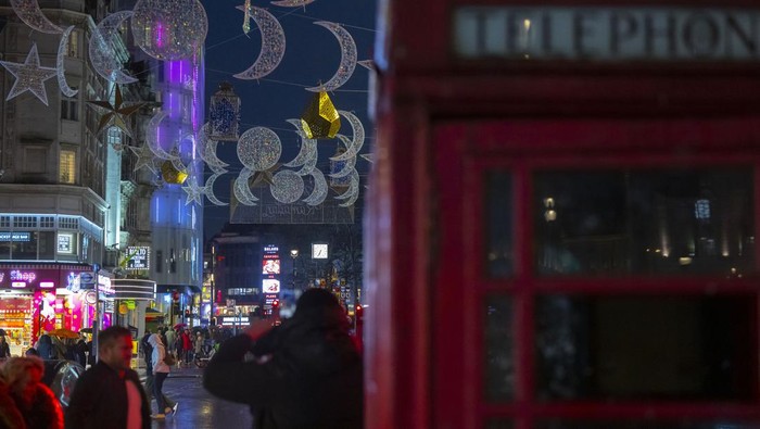 LONDON, UNITED KINGDOM - MARCH 15: A view of the street decorated with lights for the holy month of Ramadan in London, United Kingdom on March 15, 2023. (Photo by Rasid Necati Aslim/Anadolu Agency via Getty Images)
