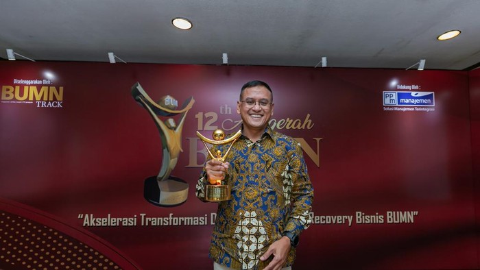 Dirut Pupuk Kaltm saat menerima BUMN Award 2023