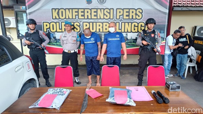 Dua pelaku pengancaman dan pemerasan dengan menggunakan senjata tajam diamankan di Mapolres Purbalingga, Kamis (16/3/2023).