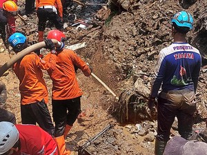 Tim SAR Lanjutkan Pencarian 4 Korban Tertimbun Longsor di Empang Bogor