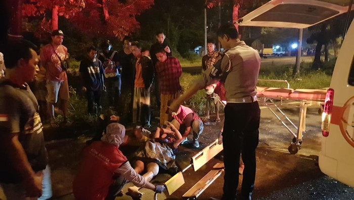 Evakuasi korban penumpang Brio tabrak truk di Bangkalan