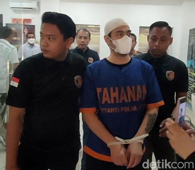 ferry irawan dilimpahkan ke kota kediri untuk jalani sidang kdrt venna melinda