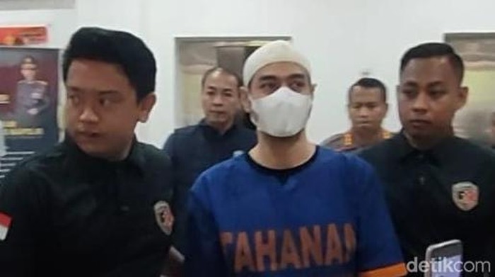 ferry irawan dilimpahkan ke kota kediri untuk jalani sidang kdrt venna melinda