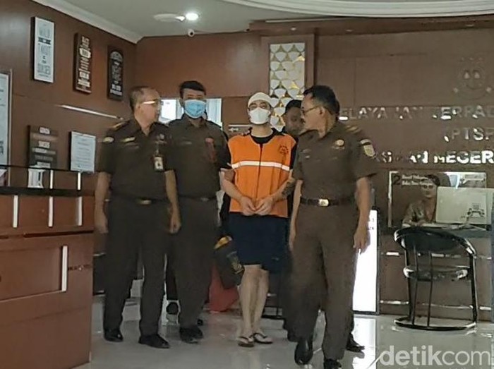 Ferry Irawan sudah berganti rompi tahanan saat keluar dari Kejari Kota Kediri
