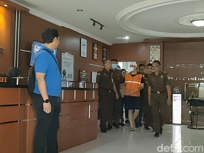 Ferry Irawan memakai baju tahanan warna oranye Lapas Kediri. Masa penahanannya diperpanjang 20 hari.